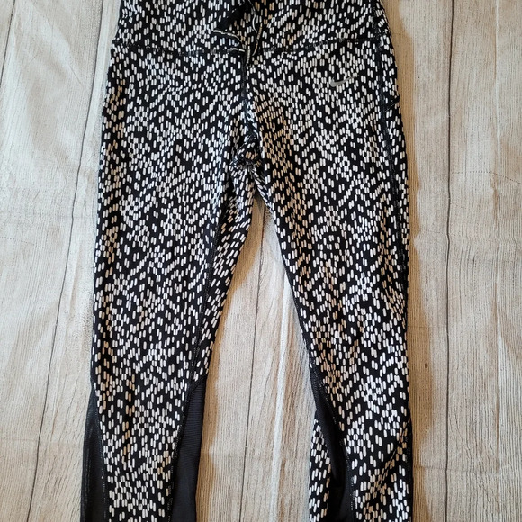 Nike Dri-Fit Black White Leggings Pocket Mesh Panel Size Medium - Picture 1 of 9